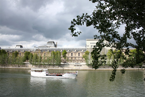 Un bateau de plaisance passe sur la Seine