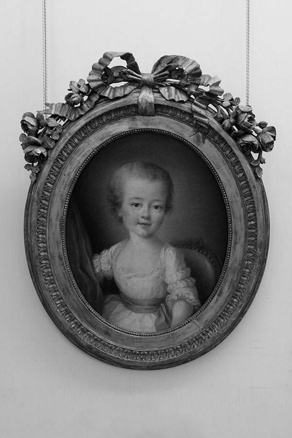 Portrait de petite fille en robe blanche par François-Hubert Drouais