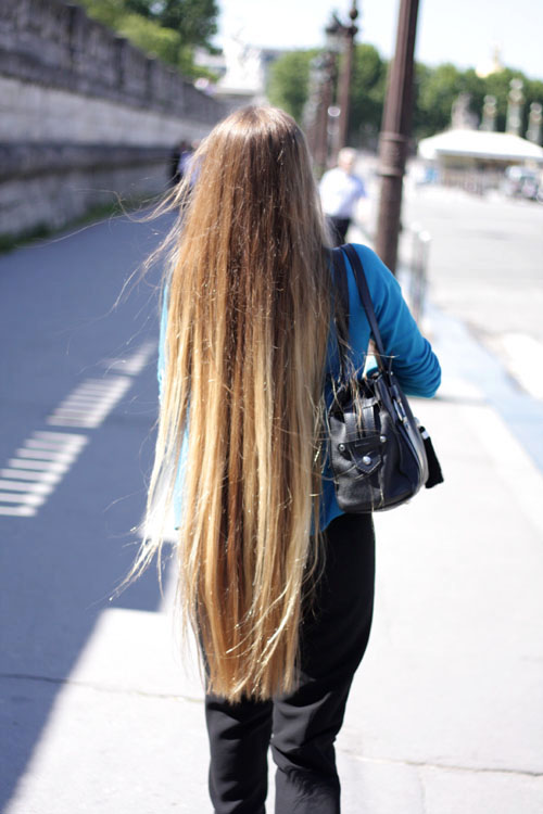 Femme avec des cheveux blonds très longs
