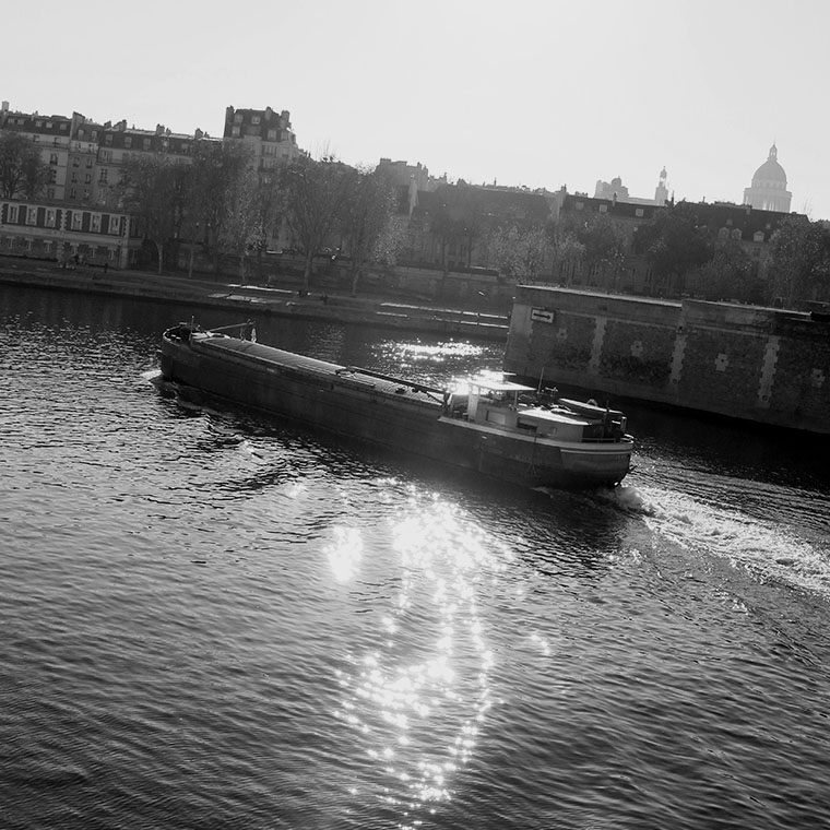 Une péniche sur la Seine dans un rayon de soleil