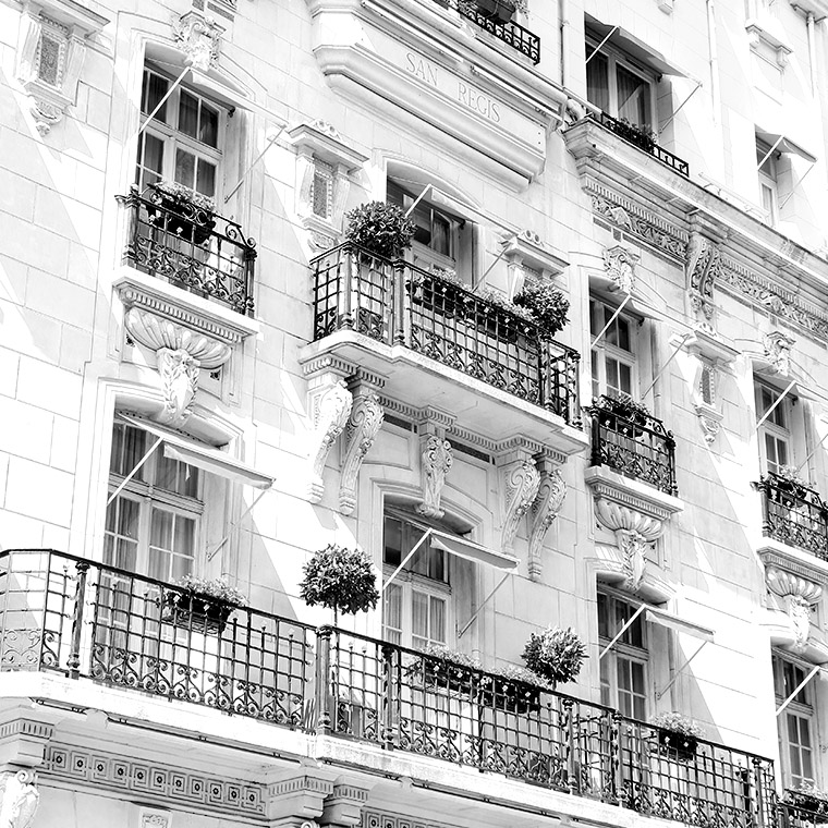 La façade ornementée de l'hôtel San Régis à Paris