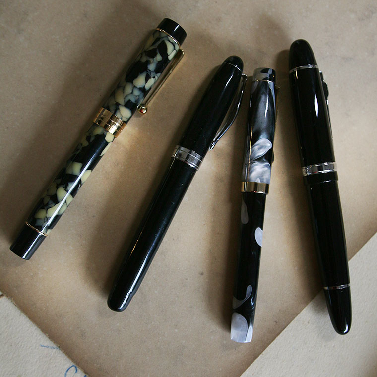 Mes stylos-plume et porte-plume pour écrire ou dessiner