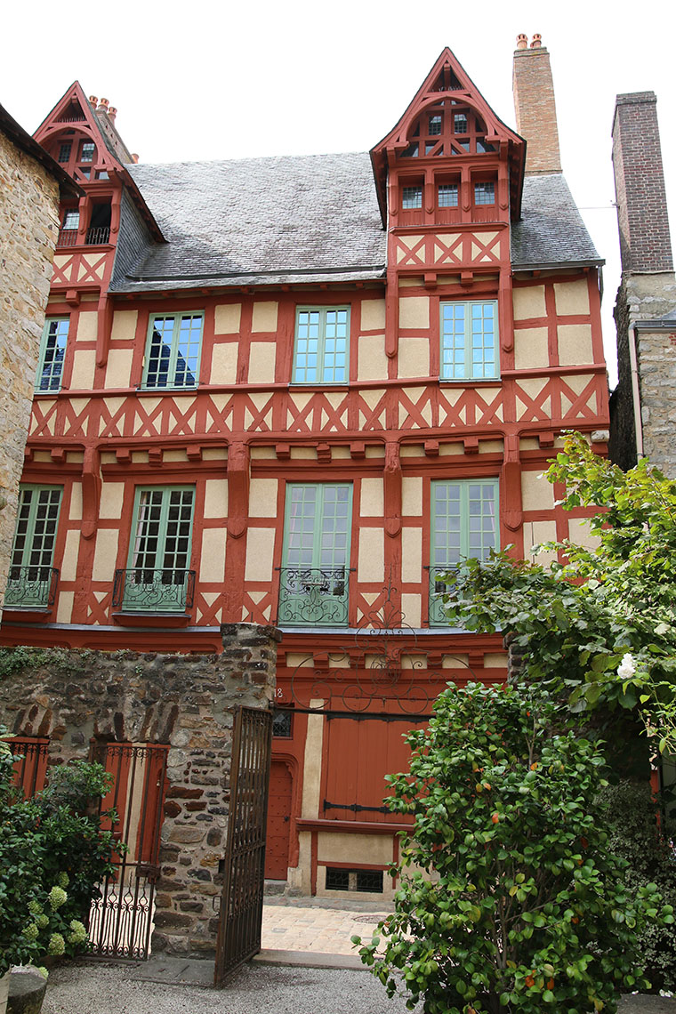 Maison à pans de bois rouges dans le Vieux Mans